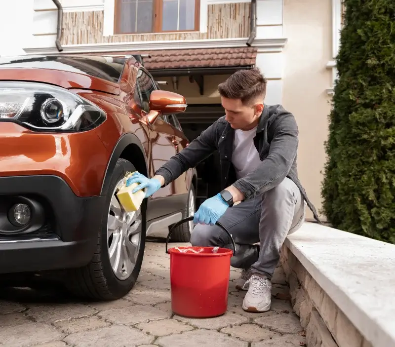 Lavage auto à domicile Volmerange-les-Mines : professionnel intervenant sur un véhicule